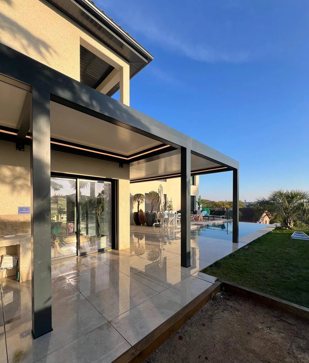 Pergola bioclimatique sur terrasse