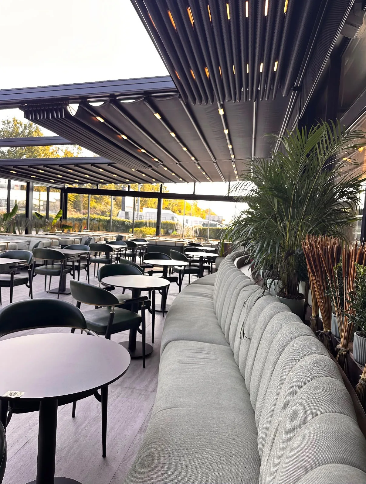 Pergola à toiture rétractable sur une terrasse de restaurant, pose HCR