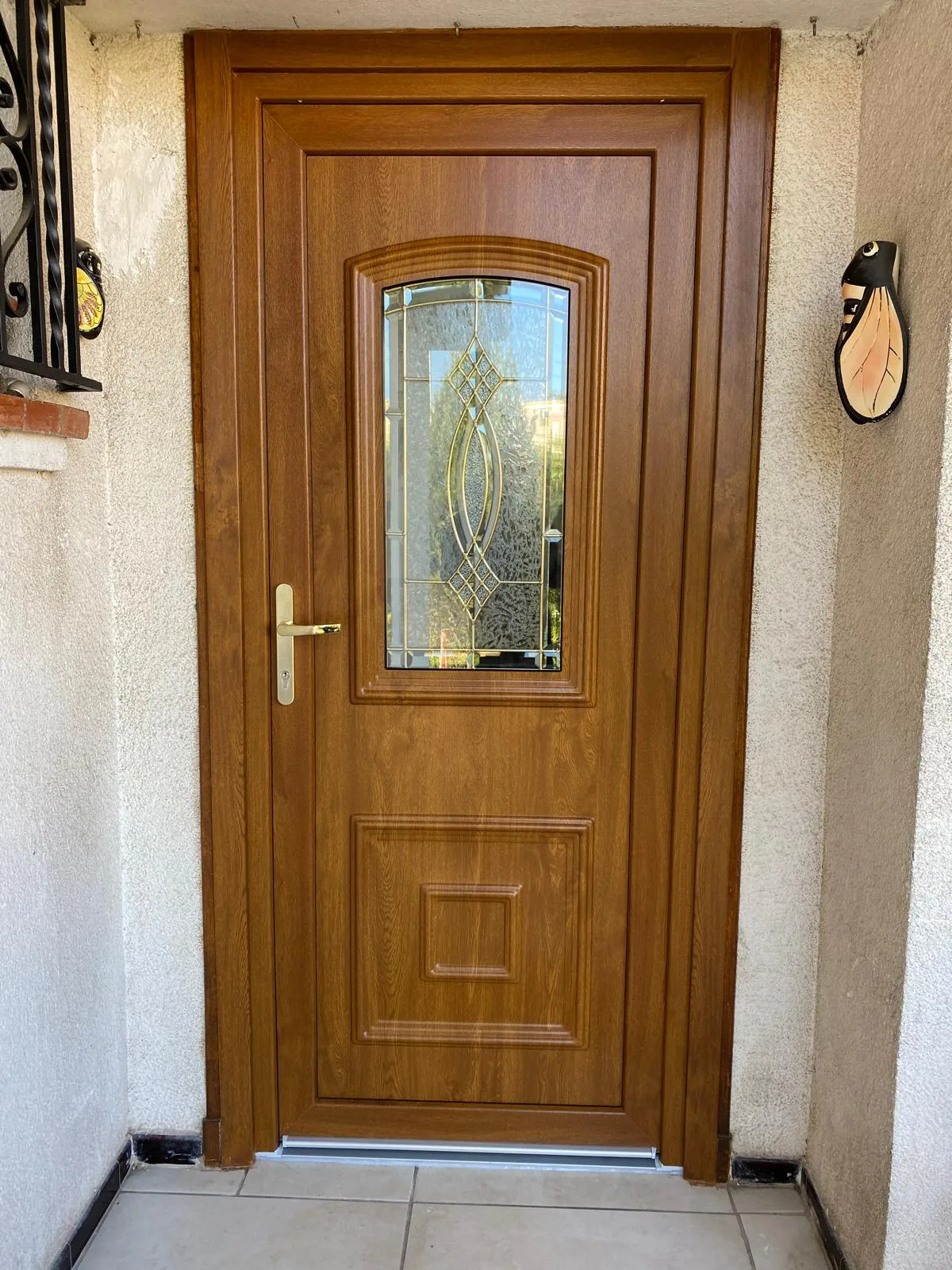 Porte d’entrée en chêne avec vitrail posée par HCR