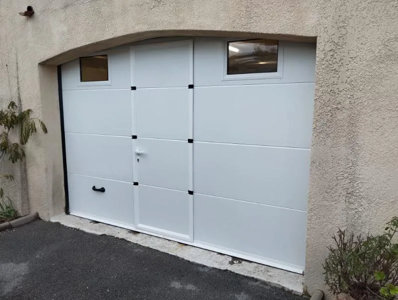 Porte de garage sectionnelle motorisée posée par HCR