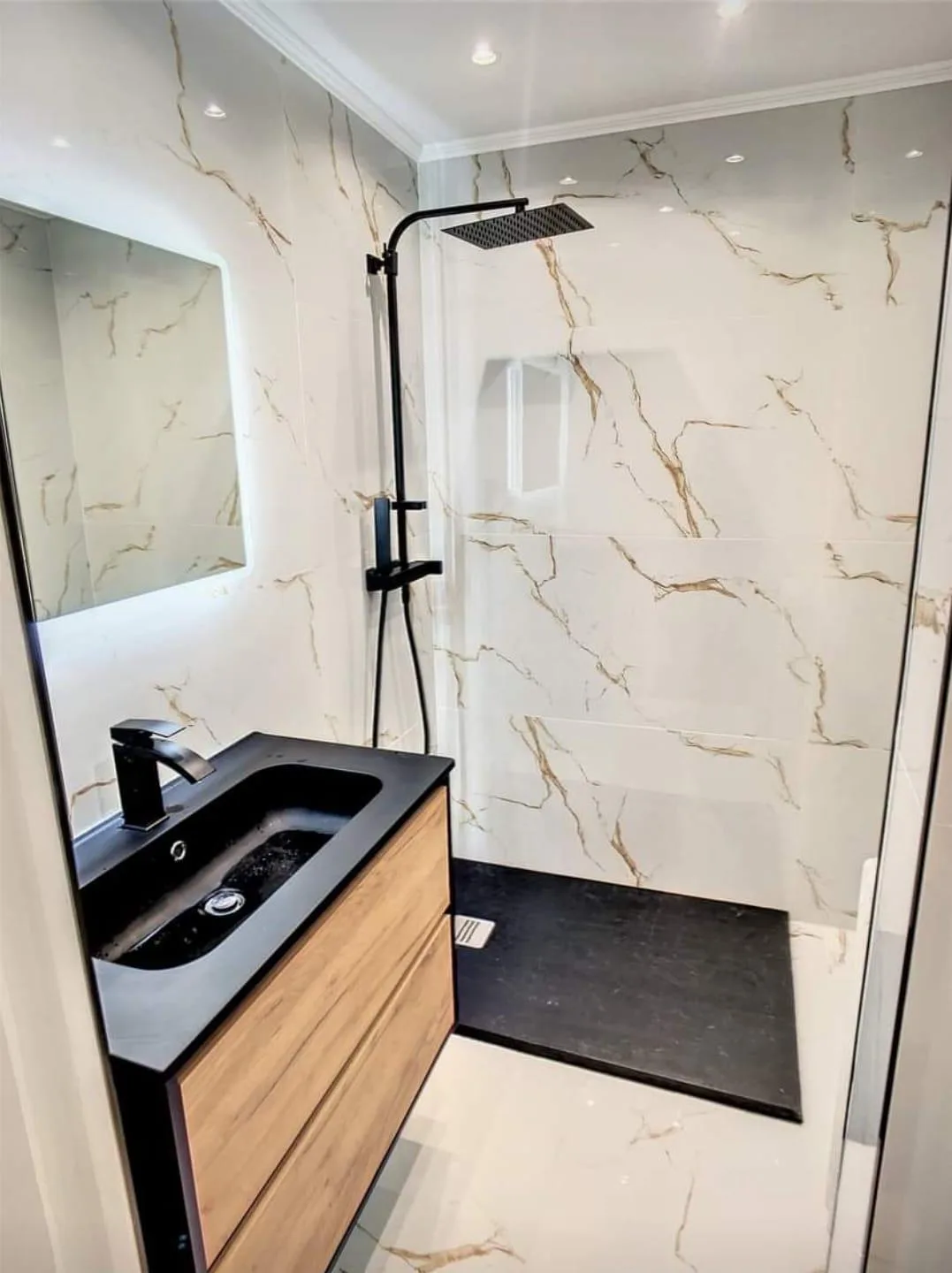 Salle de bain rénovée, finition chêne