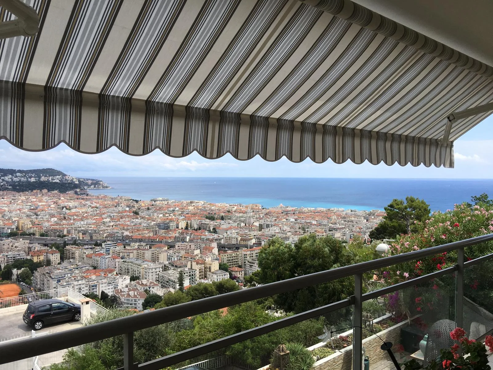 Store banne encadrant un panorama sur Nice et la Méditerranée, pose HCR