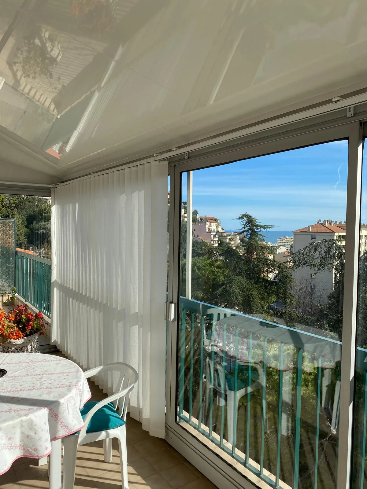 Véranda lumineuse réalisée par HCR sur la Côte d’Azur