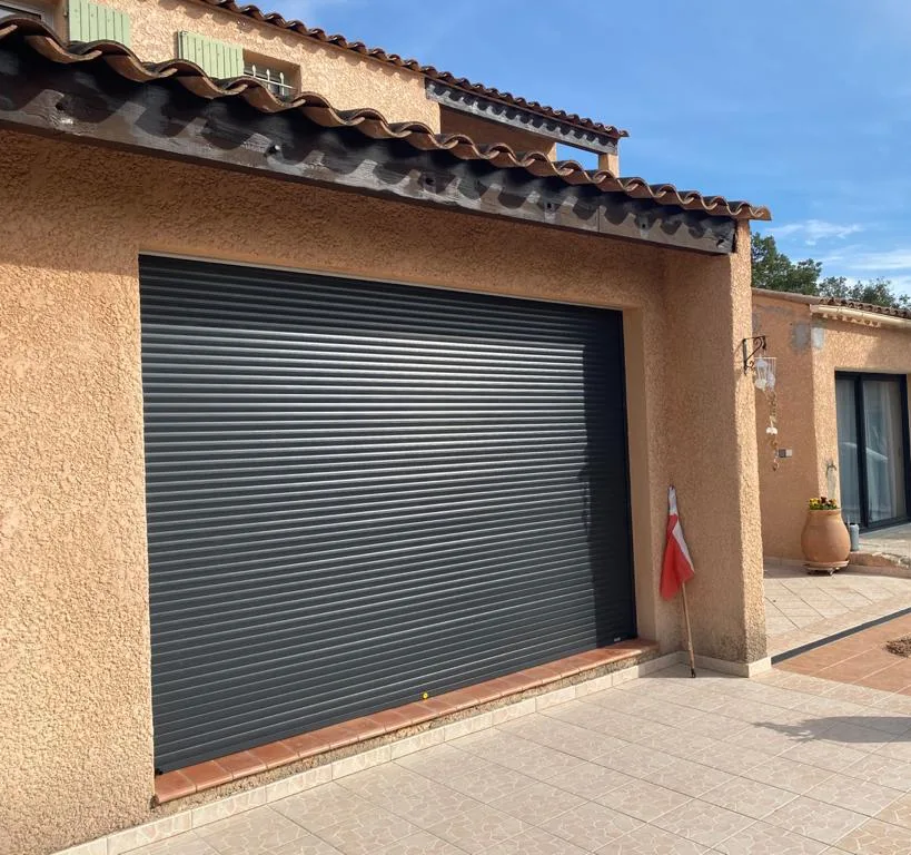 Villa ocre équipée de volets roulants posés par HCR
