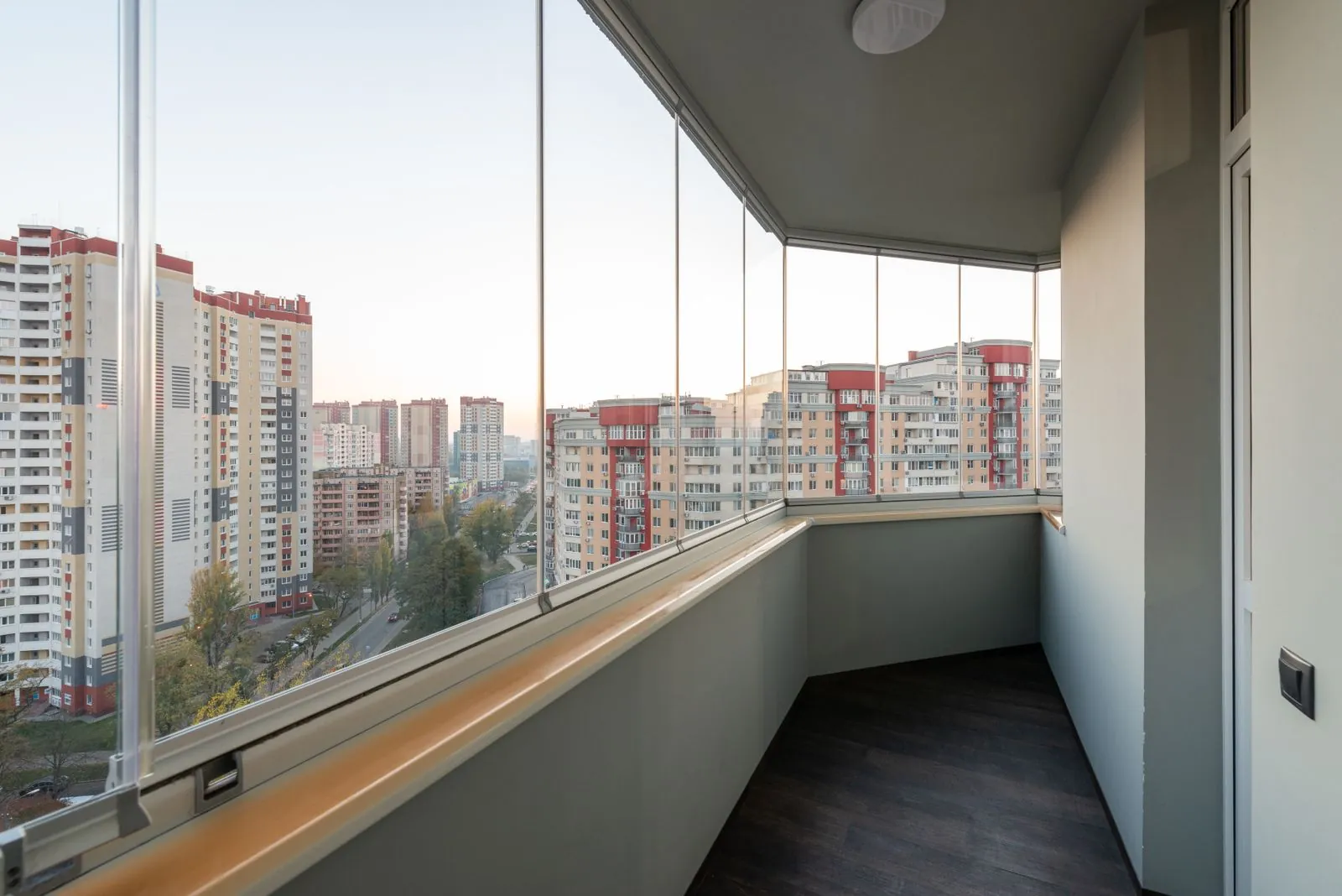 Rideau de verre : panneaux vitrés sans montants fermant une terrasse avec vue panoramique